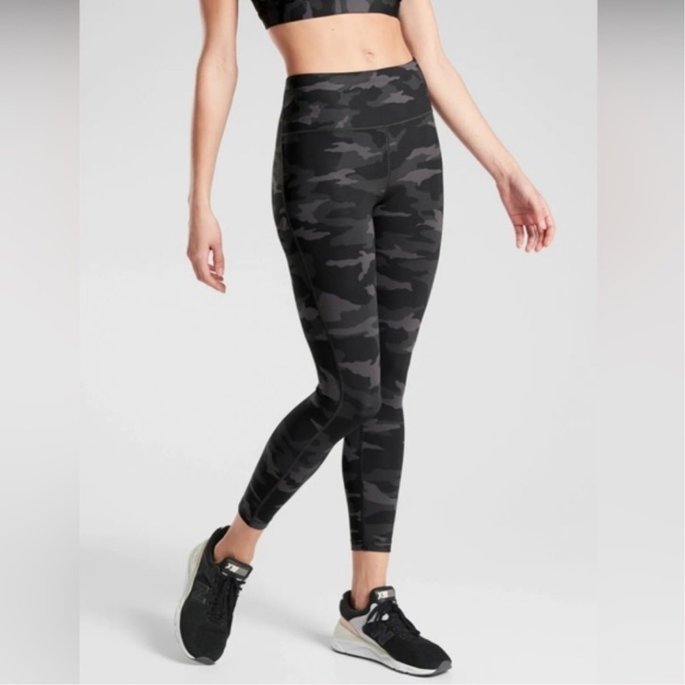 Athleta Ultimate Camo 7/8 Tight Size XS
